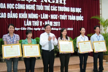 Trao 5 giải nhất cho các công trình nghiên cứu xuất sắc nhất