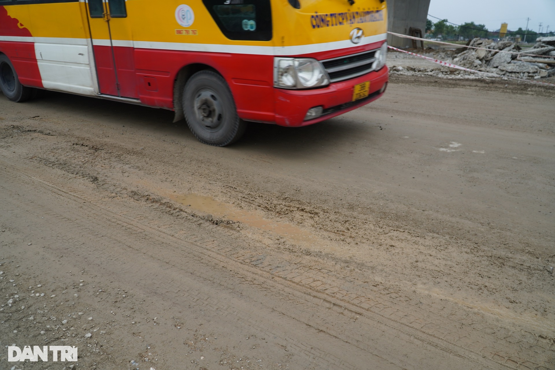 Nguy hiểm rình rập ở công trường cầu vượt cao tốc - 5 Nguy hiểm rình rập ở công trường cầu vượt cao tốc - 5