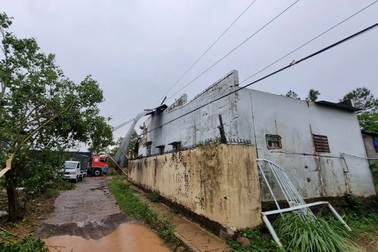 Mưa đá, lốc xoáy khiến nhiều nhà dân ở Lâm Đồng hư hỏng