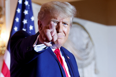 Ông Trump bỏ xa đối thủ đảng Cộng hòa dù vướng lùm xùm pháp lý