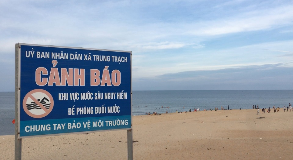 Bất chấp nguy hiểm, hàng trăm người vẫn tắm ở bãi biển “tử thần” - 3 Bất chấp nguy hiểm, hàng trăm người vẫn tắm ở bãi biển “tử thần” - 3