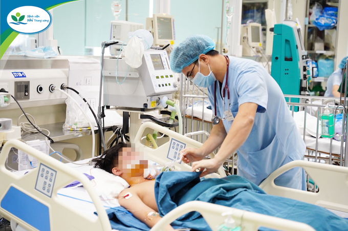 Các bác sĩ Khoa Điều trị tích cực Ngoại khoa đang chăm sóc cho bệnh nhi tai nạn chấn thương sọ não