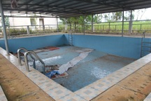 Bể bơi hơn 700 triệu đồng bỏ không 4 năm, phụ huynh bức xúc