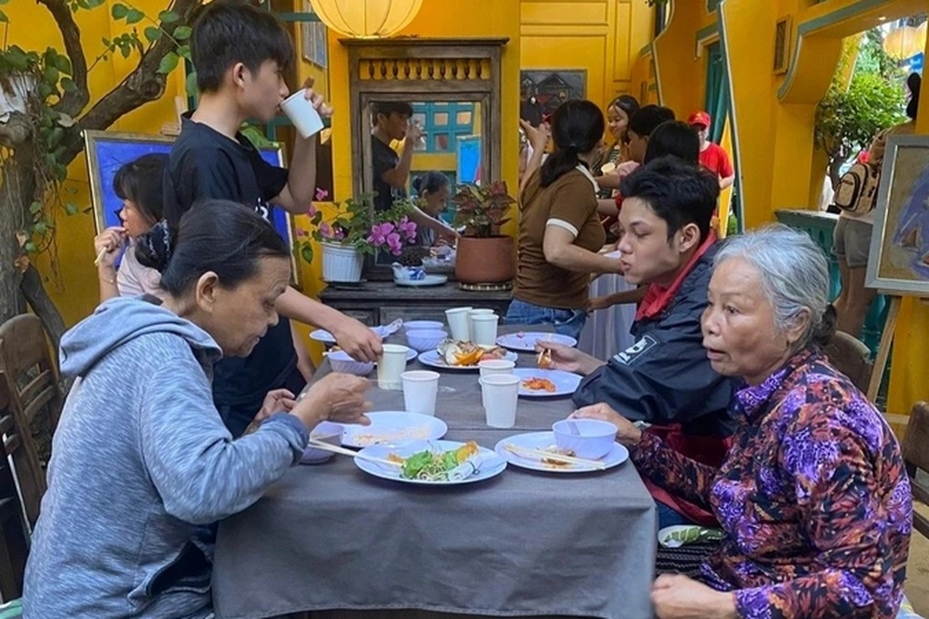 Nhà hàng ở Quảng Nam mở buffet miễn phí chiêu đãi xe ôm, thợ hồ ngày 30/4 - 3
