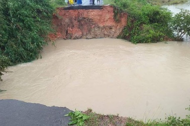 Mưa lũ khiến hàng trăm nhà dân ngập nặng, học sinh nhiều nơi nghỉ học