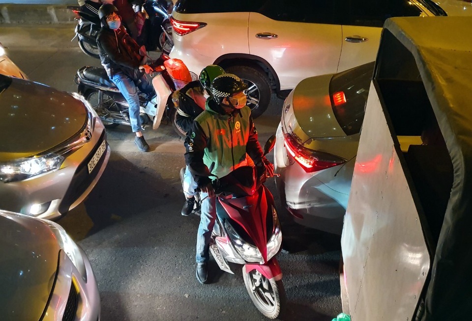 Hà Nội: Bị rào chắn làm hầm chui, đường Lê Văn Lương tắc nghiêm trọng - 8 Hà Nội: Bị rào chắn làm hầm chui, đường Lê Văn Lương tắc nghiêm trọng - 8