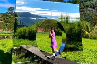 Chiếc gương "xuyên không gian" giữa vườn hoa cải gây "sốt" ở Đà Lạt