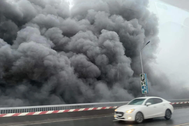 Hà Nội: Cháy bãi phế liệu gầm cầu Thăng Long, khói đen bao trùm cây cầu