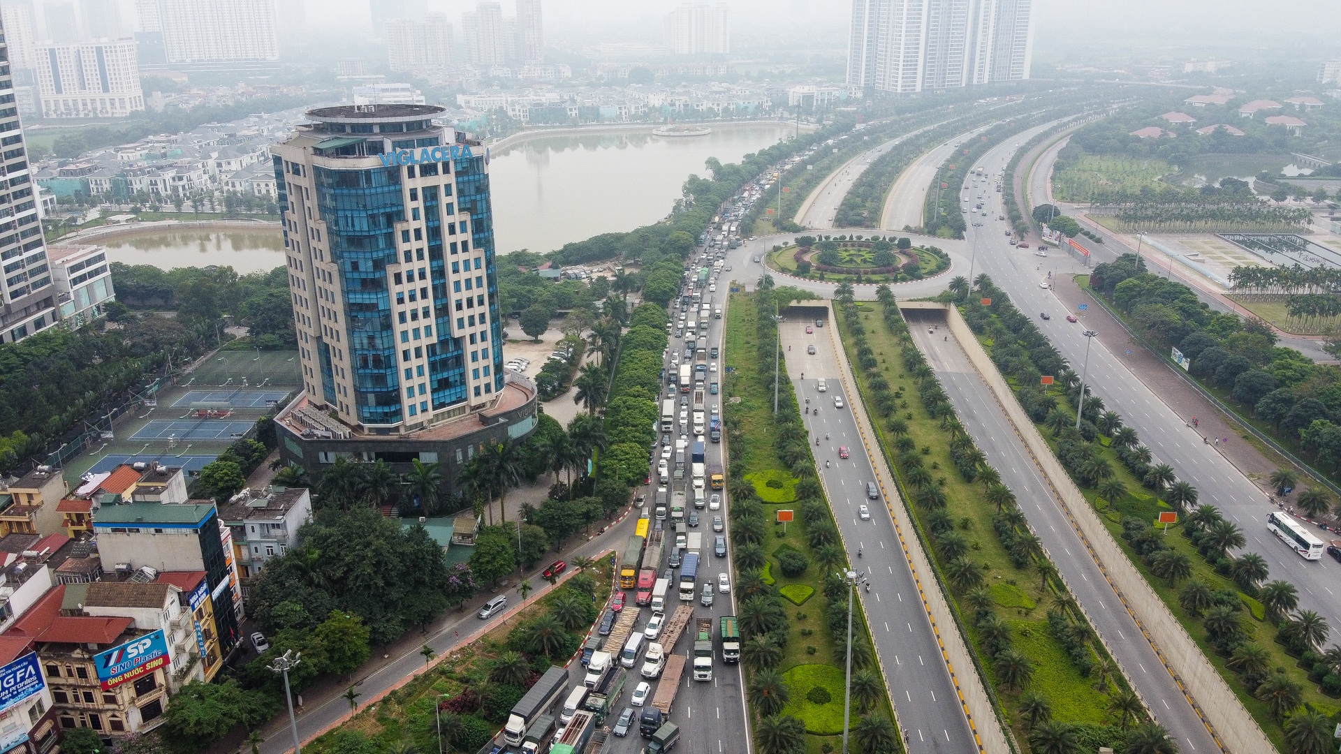 Hà Nội: Hình ảnh ô tô không lối thoát tại đường vành đai 3 trên cao - 5 Hà Nội: Hình ảnh ô tô không lối thoát tại đường vành đai 3 trên cao - 5
