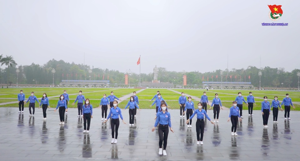 Tuổi trẻ Nghệ An đồng diễn ấn tượng màn “đánh giặc corona” - 3 Tuổi trẻ Nghệ An đồng diễn ấn tượng màn “đánh giặc corona” - 3