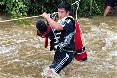 Đi chơi suối, 2 phụ nữ và 4 trẻ em bị nước dữ "vây hãm"