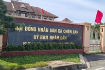 Vì sao cựu bí thư đảng ủy và chủ tịch xã bị khởi tố vẫn làm việc?