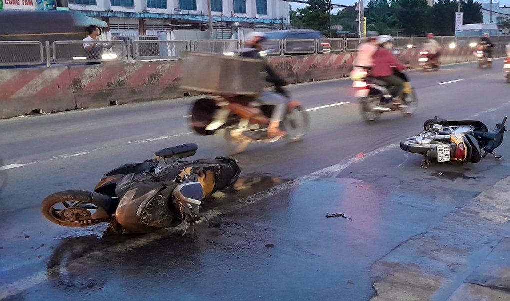 Xe máy bốc cháy sau khi va quệt nhau - 1 Xe máy bốc cháy sau khi va quệt nhau - 1