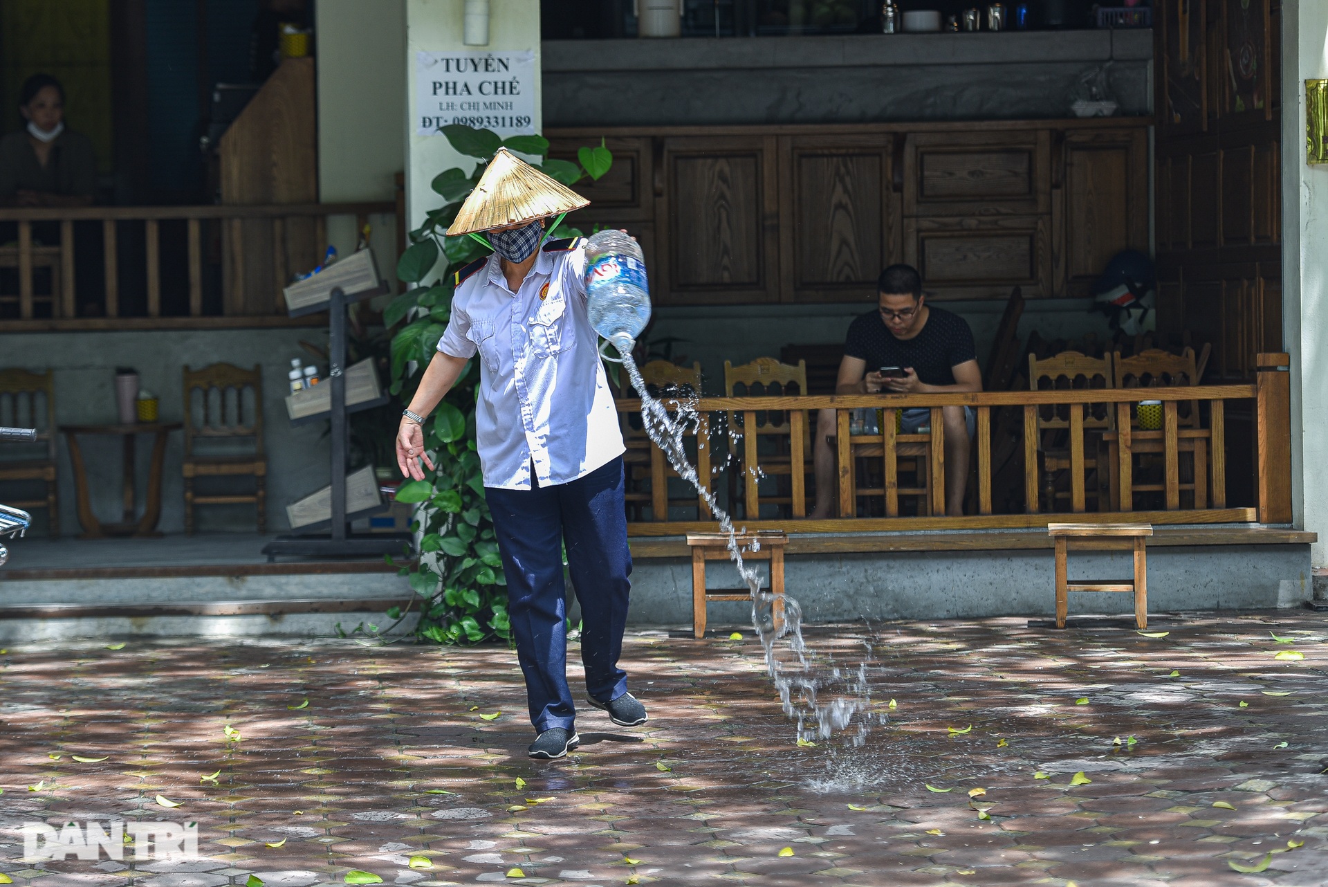 Trùm khăn ướt, đeo mặt nạ trong ngày Hà Nội nắng nóng 40 độ C - 6 Trùm khăn ướt, đeo mặt nạ trong ngày Hà Nội nắng nóng 40 độ C - 6