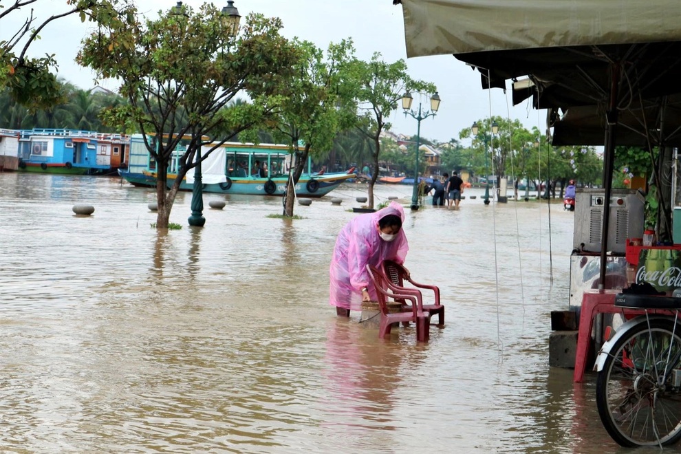 Nước lũ tấn công, phố cổ Hội An ngập mênh mông - 4 Nước lũ tấn công, phố cổ Hội An ngập mênh mông - 4