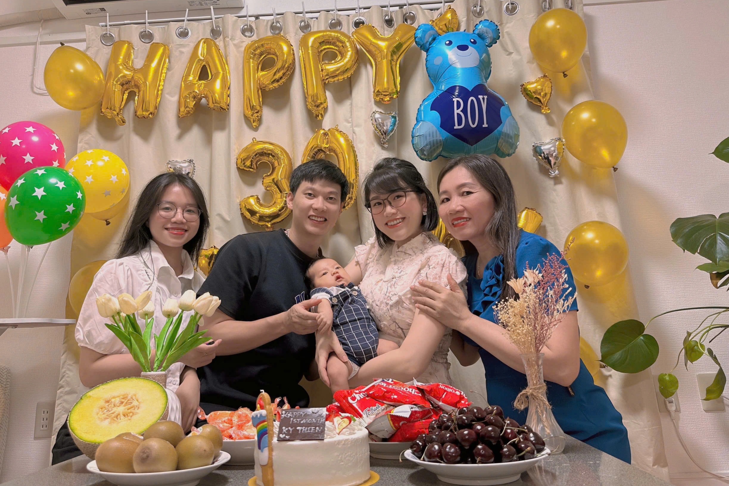 Reaksi menggemaskan seorang ibu ketika putranya diam-diam membawa cucunya dari Jepang pulang untuk Tet - 3 Bà mẹ phản ứng đáng yêu khi con bí mật đưa cháu nội từ Nhật về ăn Tết - 3