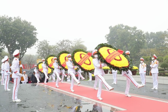 Sau khi vào Lăng viếng Chủ tịch Hồ Chí Minh, Đoàn đại biểu đã tới đặt vòng hoa, dâng hương, tưởng niệm các anh hùng liệt sĩ tại Đài tưởng niệm các Anh hùng liệt sĩ trên đường Bắc Sơn.