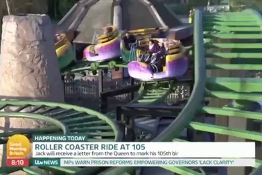 Cụ ông 105 tuổi trở thành người già nhất thế giới đi tàu lượn siêu tốc