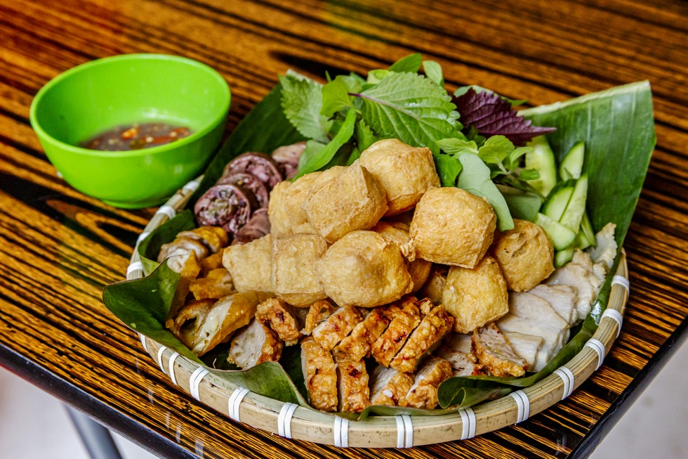 Vợ chồng Việt xách 100 lít mắm tôm, mang cả máy làm đậu mở quán bún ở Mỹ - 2 Vợ chồng Việt xách 100 lít mắm tôm, mang cả máy làm đậu mở quán bún ở Mỹ - 2