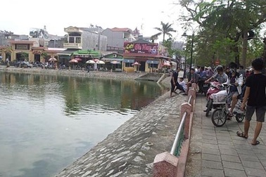 Cô gái khỏa thân nhảy hồ tự tử