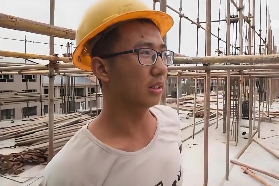 Từ thanh niên làm phụ hồ tới thạc sĩ trường đại học top 12 thế giới - 1 Từ thanh niên làm phụ hồ tới thạc sĩ trường đại học top 12 thế giới - 1