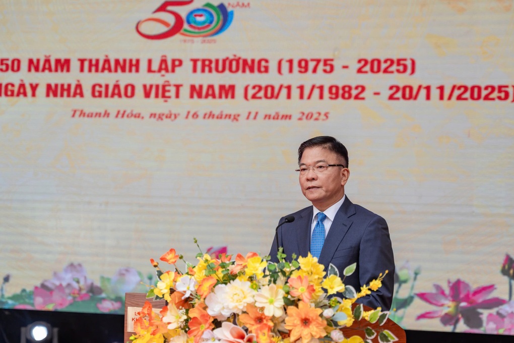El viceprimer ministro Le Thanh Long asistió al 50 aniversario de la fundación de la escuela - 1 Phó Thủ tướng Lê Thành Long dự kỷ niệm thành lập ngôi trường 50 năm tuổi - 1