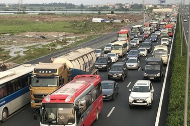 Hà Nội: Ùn tắc nghiêm trọng trên cao tốc Pháp Vân - Cầu Giẽ