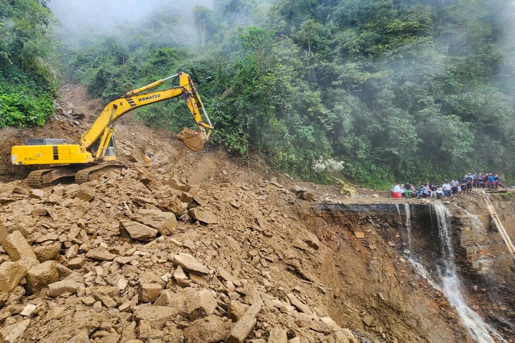 Xe máy đu dây qua điểm sạt lở 20m trên đèo Khau Phạ ở Lào Cai - 3 Xe máy đu dây qua điểm sạt lở 20m trên đèo Khau Phạ ở Lào Cai - 3