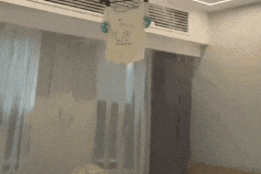 Khách treo áo lên đầu phun chữa cháy, 10 tấn nước tràn xuống ngập khách sạn