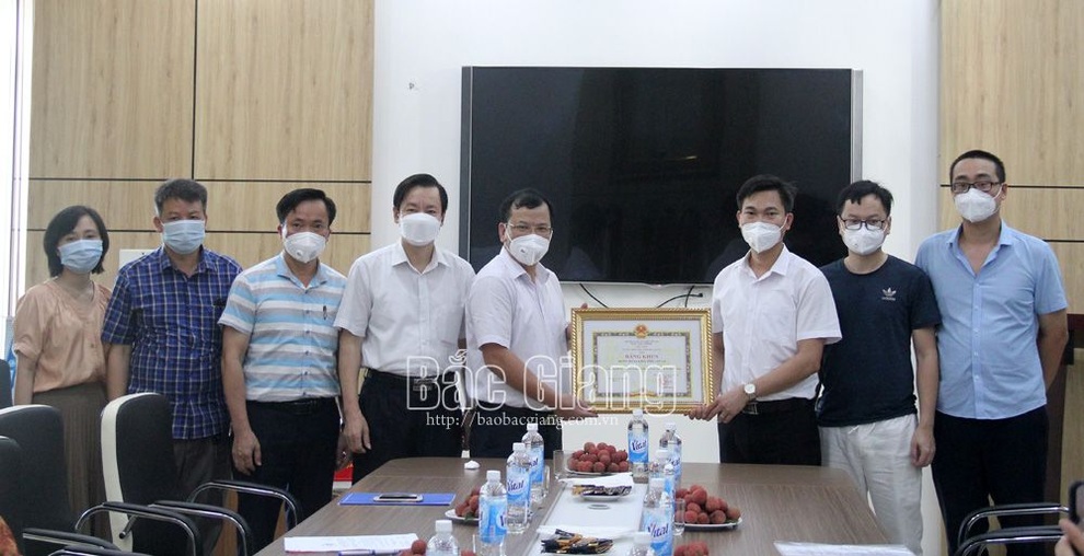Tặng Bằng khen đoàn cán bộ y tế Lào Cai chi viện Bắc Giang chống dịch - 1 Tặng Bằng khen đoàn cán bộ y tế Lào Cai chi viện Bắc Giang chống dịch - 1