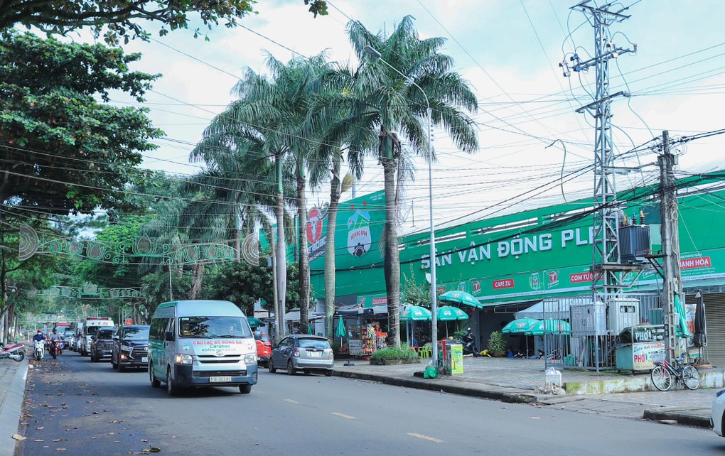 Việc làm ý nghĩa của HAGL dành cho HLV Dương Minh Ninh ngày tiễn biệt - 1 Việc làm ý nghĩa của HAGL dành cho HLV Dương Minh Ninh ngày tiễn biệt - 1