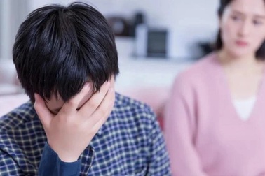 Bố đưa con trai đi khám tâm thần chỉ vì cậu muốn... làm con gái