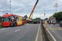 Xe khách biến dạng phần đầu sau va chạm với xe tải trên quốc lộ