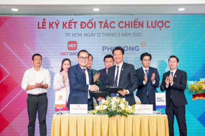 Ông Trần Hoàng Khải - Tổng Giám đốc HKT GROUP và ông Ngô Quang Phúc - Tổng Giám đốc Phú Đông Group thực hiện nghi thức ký kết.