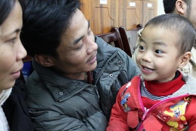 Gia đình cháu bé bị bắt cóc rạng ngời phút giây đoàn tụ