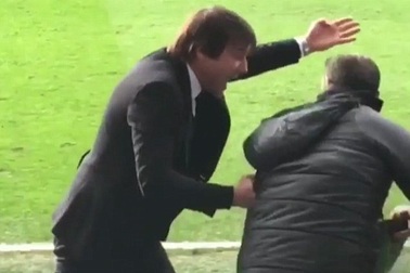 Nổi điên, HLV Conte chạy tới túm áo trợ lý của mình