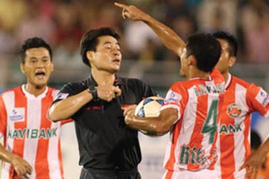 “Treo còi” vĩnh viễn 2 trọng tài có dấu hiệu tiêu cực