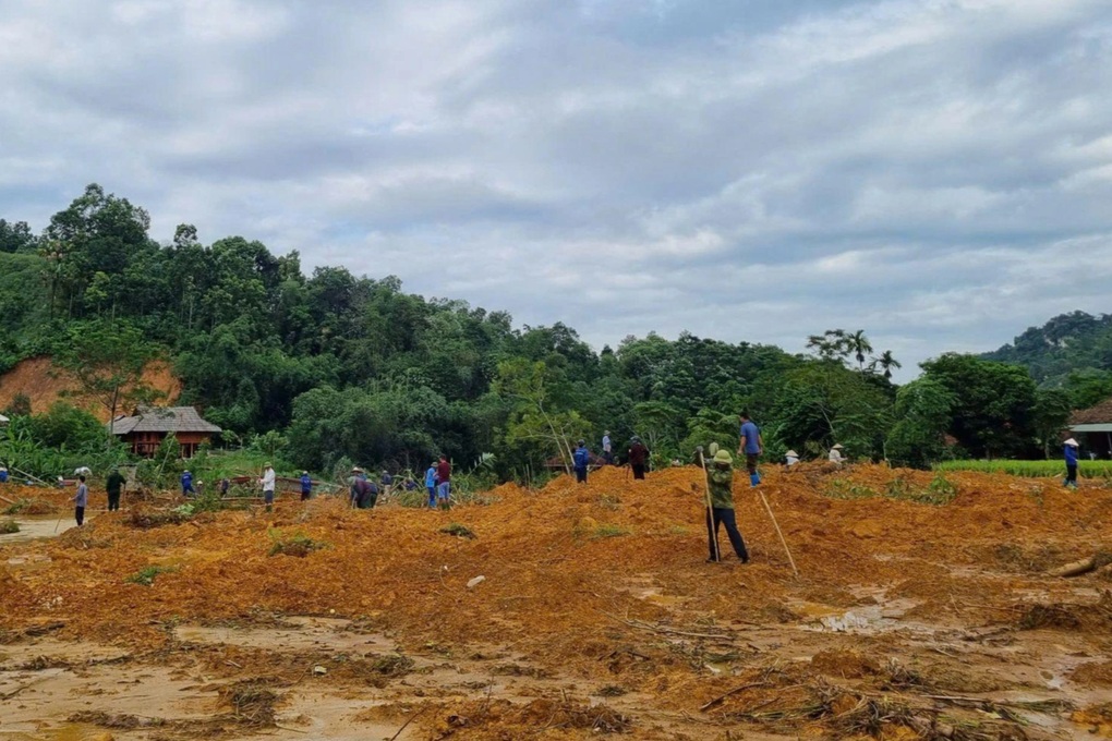 Ôm con thơ mỏi mòn ngóng chồng nằm dưới biển đất mênh mông - 1 Ôm con thơ mỏi mòn ngóng chồng nằm dưới biển đất mênh mông - 1