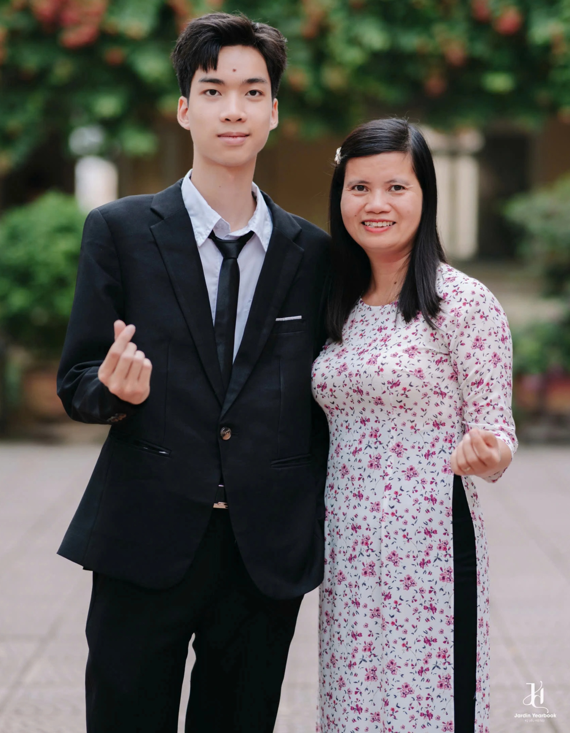 សិស្សប្រុសជាប់ចំណាត់ថ្នាក់កំពូល 0.1% ទូទាំងប្រទេស គ្មានថ្នាក់បន្ថែមទេ ប៉ុន្តែនៅតែពីរដង valedictorian - 3 Nam sinh lọt top 0,1% toàn quốc, không học thêm vẫn thủ khoa kép - 3
