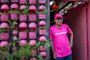 Người đàn ông ở TPHCM nhuộm hồng tổ ấm bằng hàng trăm chai nhựa