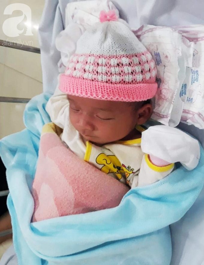 Bình Dương: Bé trai 20 ngày tuổi bị bỏ rơi ngoài nghĩa địa, khóc ngất vì đói bụng nhiều giờ liền - Ảnh 1. Bình Dương: Bé trai 20 ngày tuổi bị bỏ rơi ngoài nghĩa địa, khóc ngất vì đói bụng nhiều giờ liền - Ảnh 1.