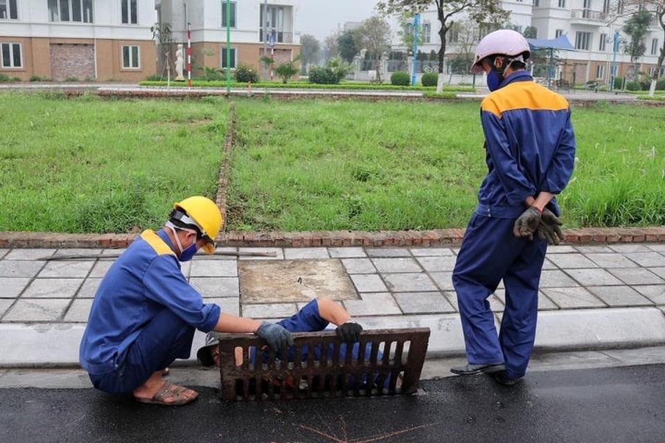 Chuyện nguy hiểm của những công nhân cống ngầm ở Hà Nội - 1 Chuyện nguy hiểm của những công nhân cống ngầm ở Hà Nội - 1