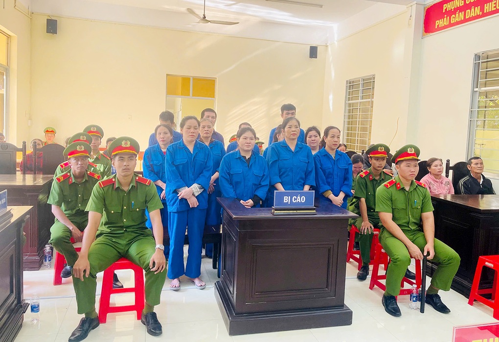 Tuyên án 13 bị cáo vụ dàn cảnh cướp giật trước cổng chùa ở An Giang - 1 Tuyên án 13 bị cáo vụ dàn cảnh cướp giật trước cổng chùa ở An Giang - 1