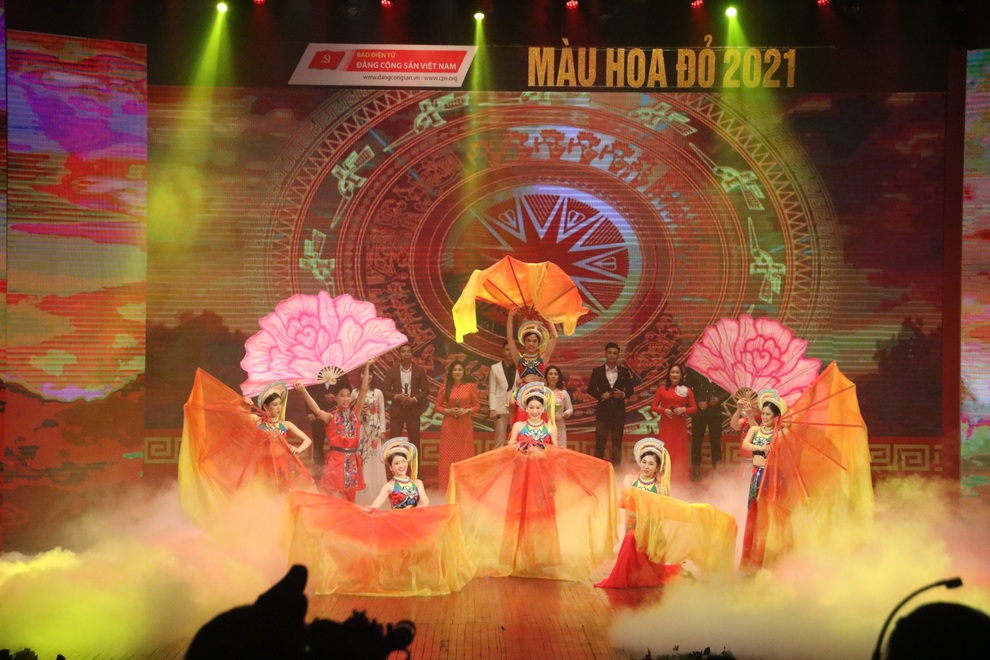 Bản hợp xướng hào hùng Màu hoa đỏ kỷ niệm 74 năm ngày Thương binh Liệt sĩ - 3 Bản hợp xướng hào hùng Màu hoa đỏ kỷ niệm 74 năm ngày Thương binh Liệt sĩ - 3