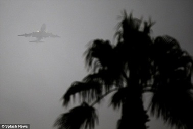 Máy bay chở ông Obama hạ cánh 3 lần bất thành