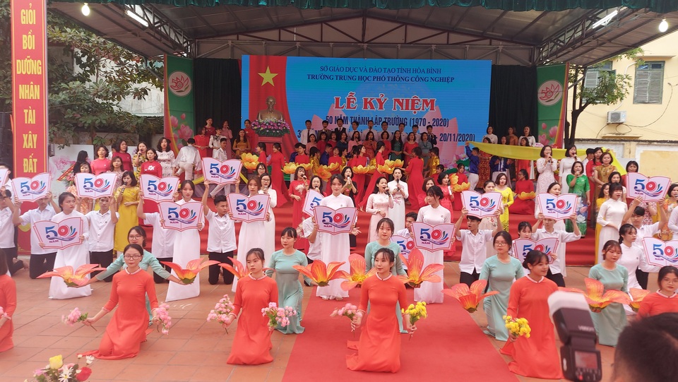 Hòa Bình: Trường THPT Công Nghiệp kỷ niệm 50 năm thành lập - 1 Hòa Bình: Trường THPT Công Nghiệp kỷ niệm 50 năm thành lập - 1