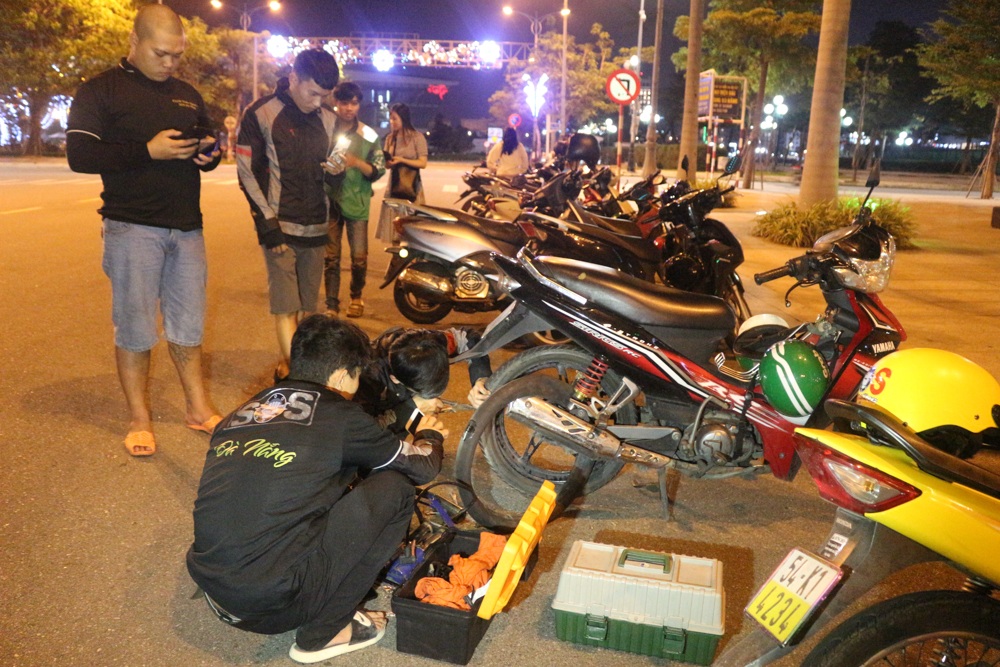 SOS Đà Nẵng: Đội cứu hộ giao thông xuyên màn đêm - 2