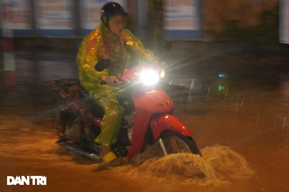 Cơn mưa lớn giải nhiệt nắng nóng ở Hà Nội khiến nhiều cây gẫy đổ, ngập úng - 11 Cơn mưa lớn giải nhiệt nắng nóng ở Hà Nội khiến nhiều cây gẫy đổ, ngập úng - 11