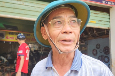 Người đàn ông liên tục phát loa cảnh báo dân chạy lũ trong đêm