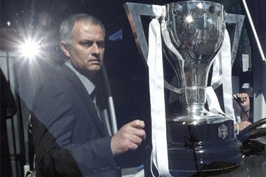 Mourinho ẵm giải huấn luyện viên CLB xuất sắc nhất năm